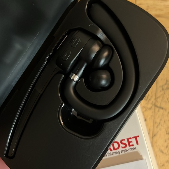 NWT Bluetooth ear piece for cell phone and computer use. - Picture 3 of 4